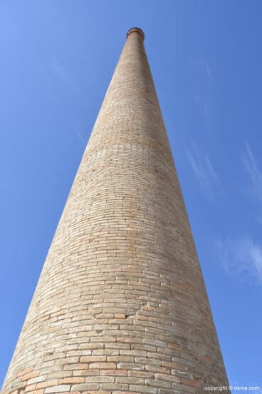 Alrededores del Serpis – Fábrica de papel – chimenea