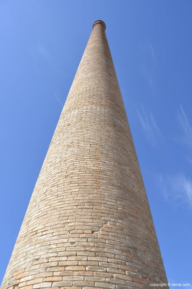 Alrededores del Serpis Fábrica de papel chimenea