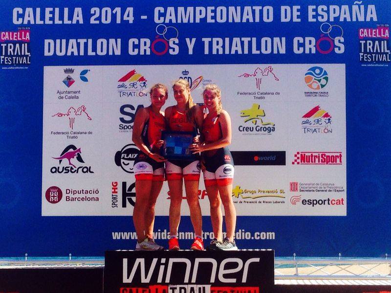 Andrea Fernández junto a Naomi y Nerea Segui