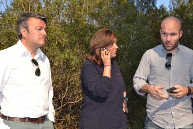 Cuatro nuevos operativos aéreos se suman para extinguir el fuego del Montgó 21 Autoridades en las inmediaciones del incendio en el Parque Natural del Montgó