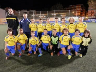 El Prebenjamín A de la Escuela de Fútbol Dénia con su entrenador Álex Pulido