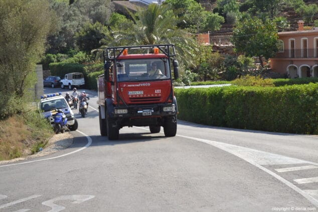 Cuatro nuevos operativos aéreos se suman para extinguir el fuego del Montgó 20 Bomberos de camino al incendio del Montgó