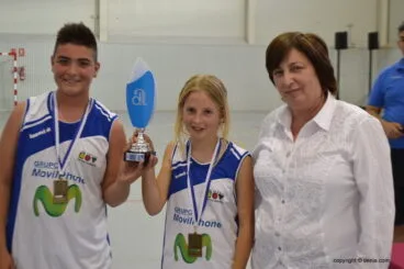 Los capitanes del Vessanes Alevín mostrando el trofeo