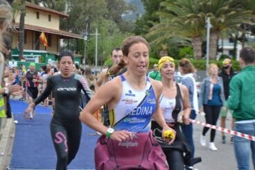 Carmen Medina saliendo agua