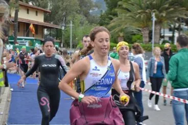 Carmen Medina saliendo agua