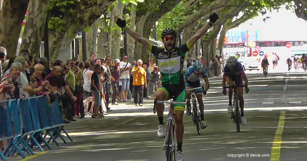 César Sánchez entrando en meta