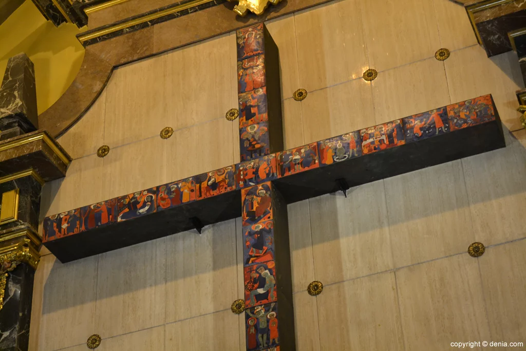 Detalle de la cruz del altar de la Iglesia de San Antonio