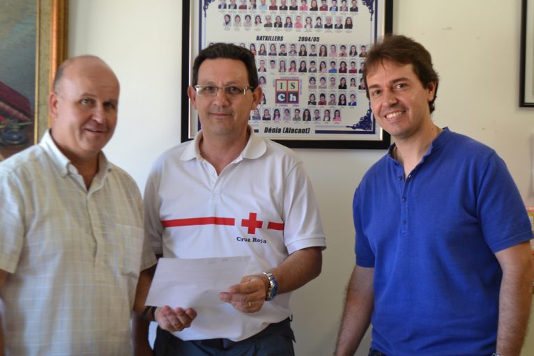 Donación del IES Chabàs a Cruz Roja