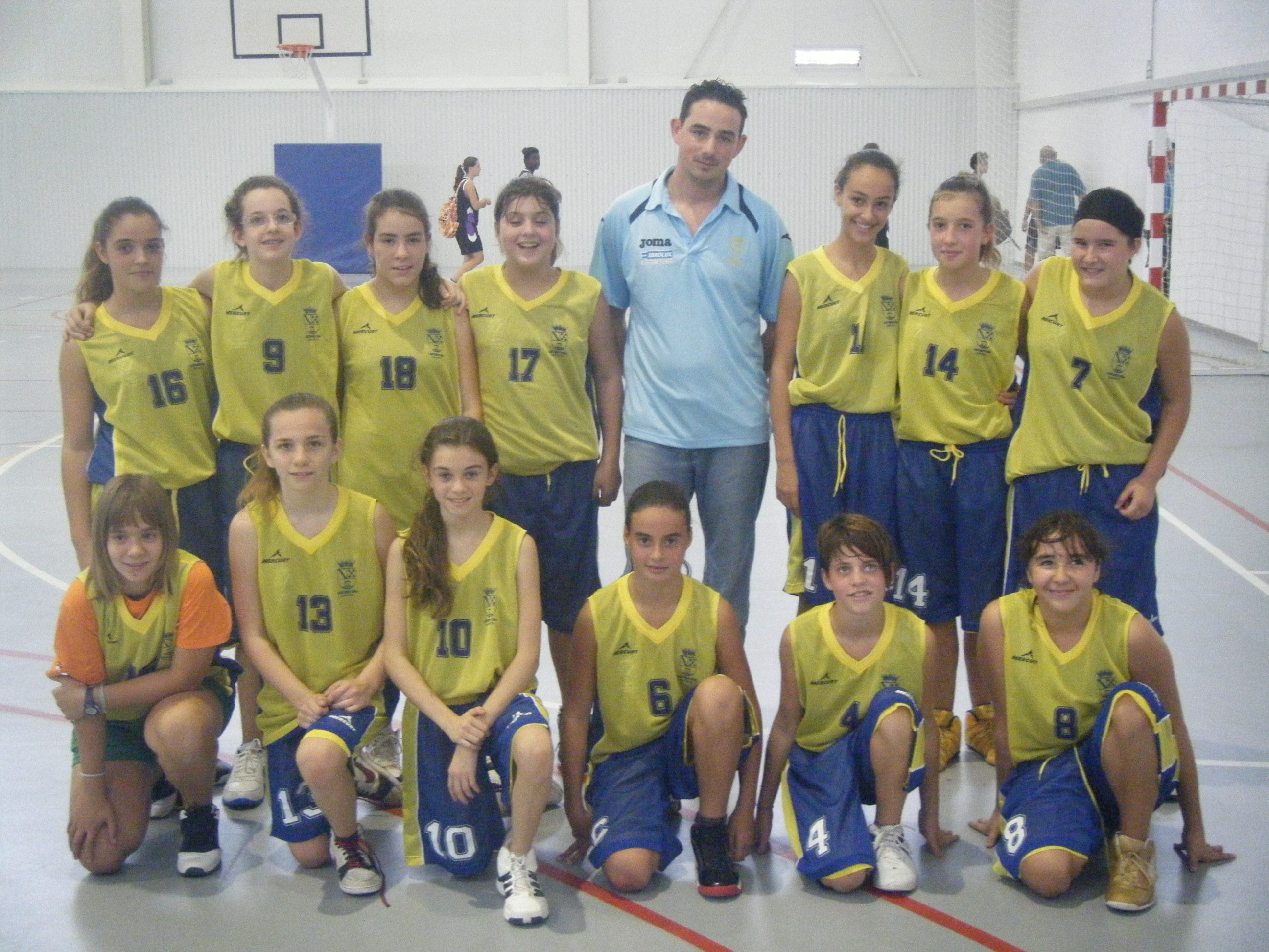 Horario de los partidos de baloncesto en Dénia 1 Quique García con sus chicas del EMB.Dénia Infantil Fem.
