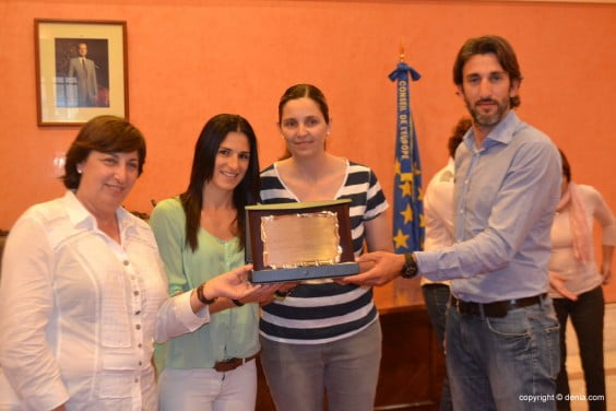 Juan Carlos Signes entrega la placa a Carla Vaquer