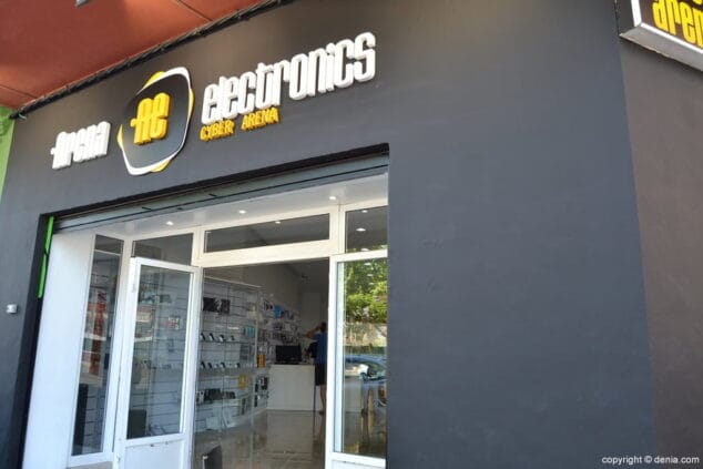 Fachada del nuevo local de Cyber Arena Games