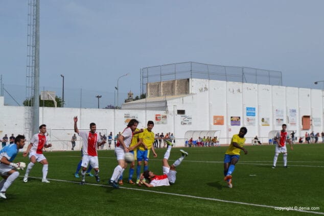 Faye marca el segundo gol del CD