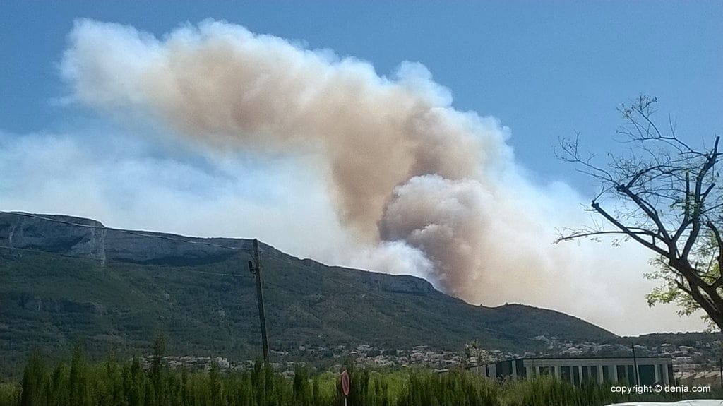 Desalojados varios chalets en la urbanización Los Lagos por el incendio en el Montgó 3 Fuego Montgo