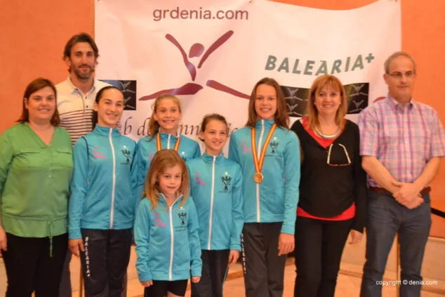 Gimnastes i presidenta Nela Bisquert juntament representants municipals