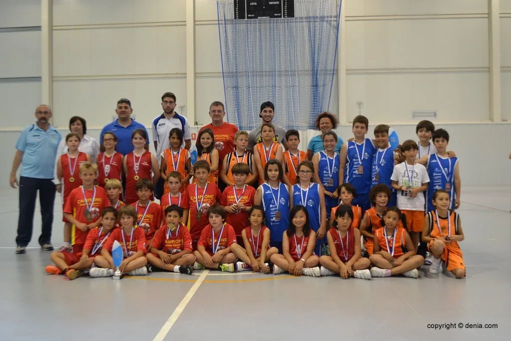 Jornada de clausura de la Liga Local de baloncesto Benjamín y Alevín 1 Grupo con los equipos benjamines