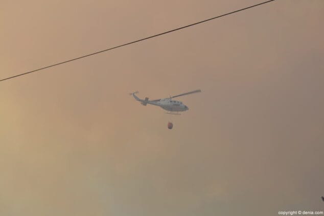 Cuatro nuevos operativos aéreos se suman para extinguir el fuego del Montgó 19 Helicóptero del 112 trabajando en el incendio del Montgó