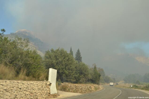 Cuatro nuevos operativos aéreos se suman para extinguir el fuego del Montgó 18 Humo del incendio del Montgó desde la carretera de Jesús Pobre