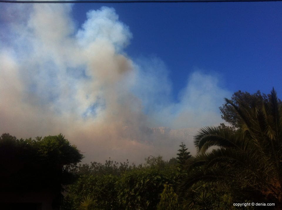 Desalojados varios chalets en la urbanización Los Lagos por el incendio en el Montgó 1 Incendio Los Lagos