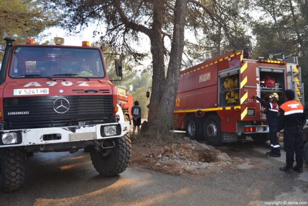 Cuatro nuevos operativos aéreos se suman para extinguir el fuego del Montgó 16 Incendio en el Montgó zona de Jesús Pobre