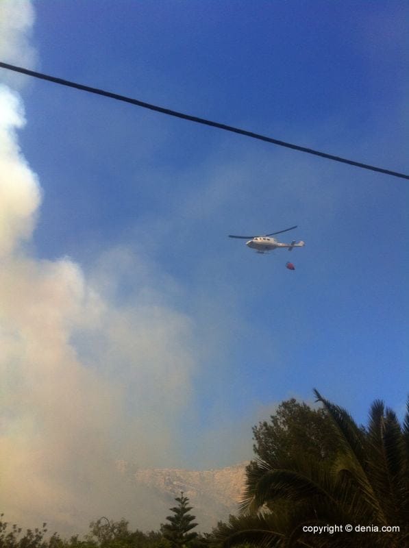 Desalojados varios chalets en la urbanización Los Lagos por el incendio en el Montgó 2 Incendio