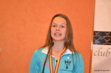 Inga Shakhanova agradeciendo su placa