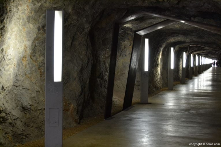 Interior del túnel del Castillo de Dénia