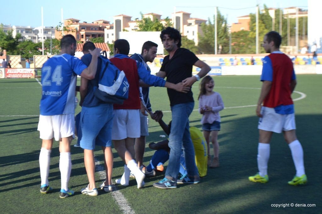 Jesús Moratal consolando a Faye
