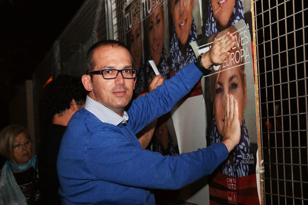 Jordi Serra en la pegada de carteles de las elecciones europeas
