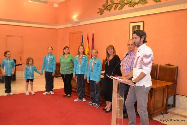 Juan Carlos Signes felicitant les noies