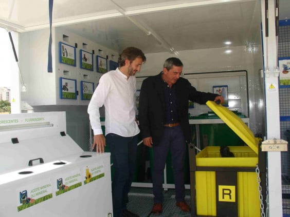 Juan Carlos Signes y José Vicente Saura en el nuevo Ecoparque movil