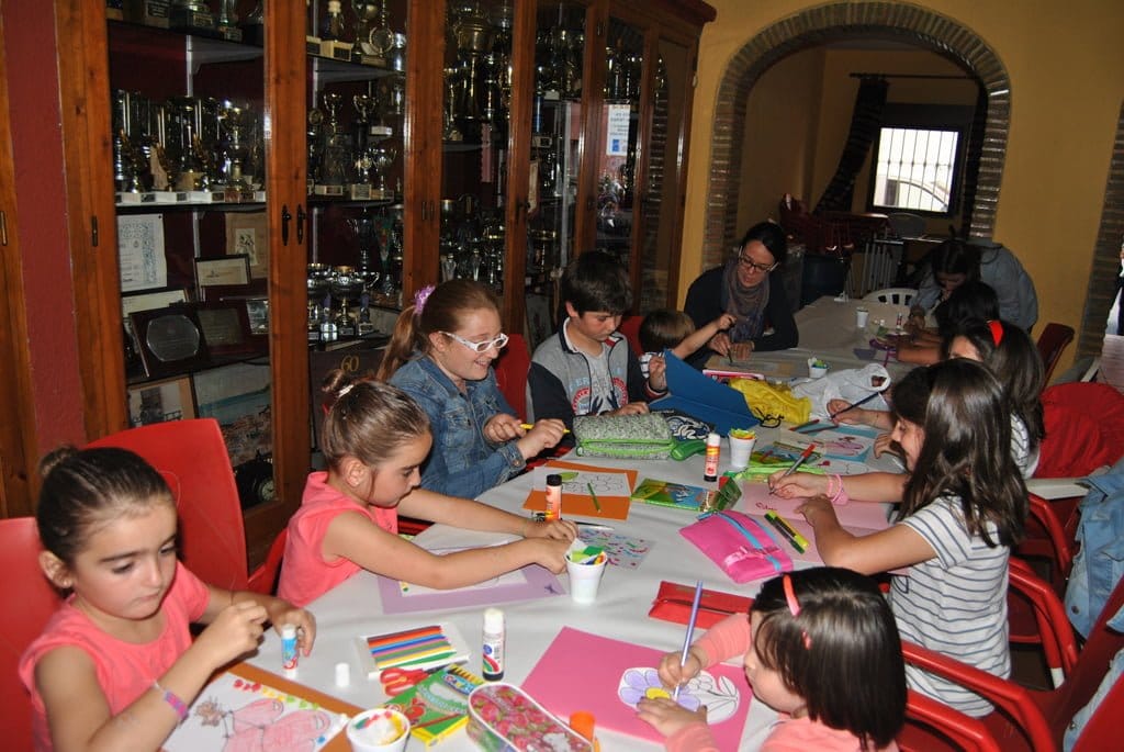 La xicalla del oeste preparando regalos para el Día de la madre