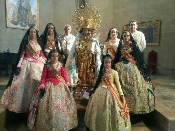 Las Falleras Mayores de Dénia de los últimos cuatro años asistieron al Besamanos de la Virgen en Valencia 2 Las FFMM de Dénia junto a la Virgen