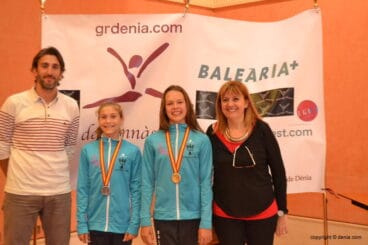 Las gimnasta posando junto al edil de deportes y presidenta del C.G