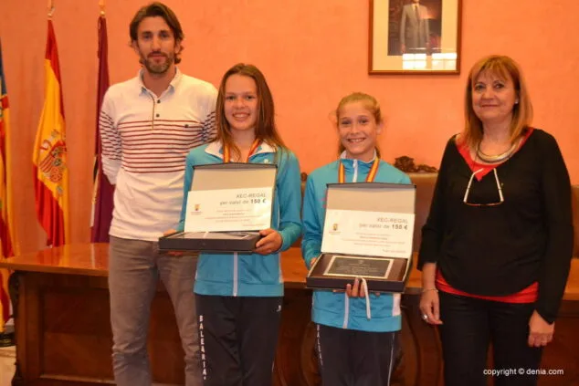 Les gimnastes mostrat feliços la seua placa