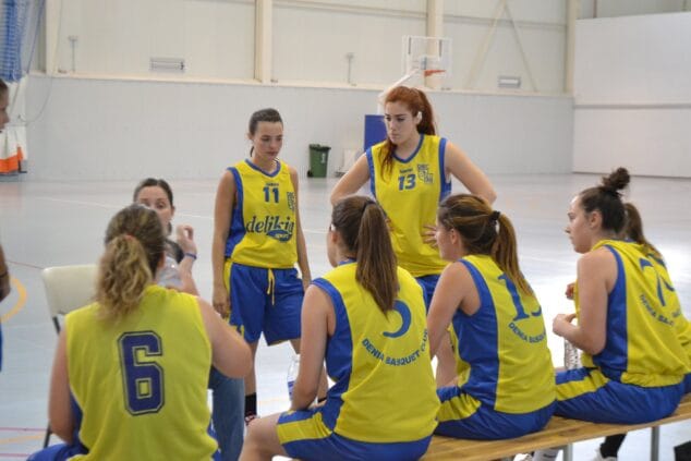 Las jugadoras atiende a Pati Suñer