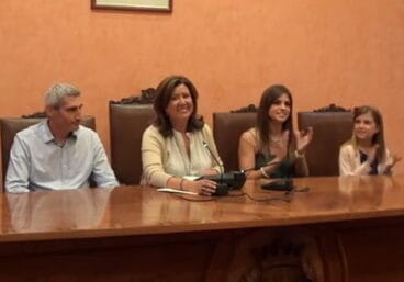 Llamada de la alcaldesa a las nuevas Falleras Mayores de Dénia