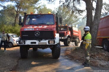 Llegada de varios camiones de bomberos a la urbanización Los Lagos