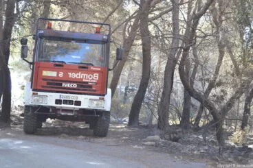 Los bomberos refrescan la zona afectada por las llamas