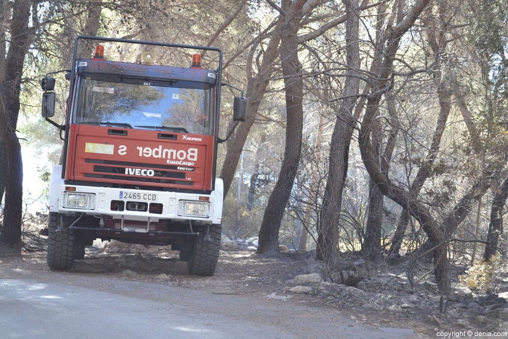 Encuentran restos de acelerantes en el punto de inicio del incendio del Montgó 1 Los bomberos refrescan la zona afectada por las llamas