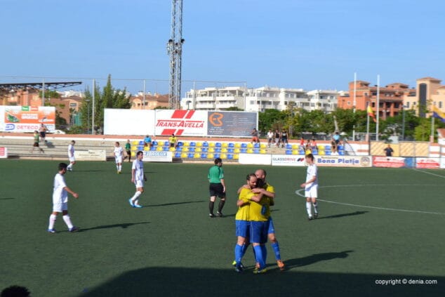 Los dianenses celebrando el tanto de Brian