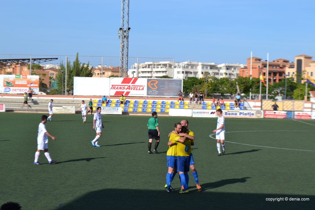 Los dianenses celebrando el tanto de Brian