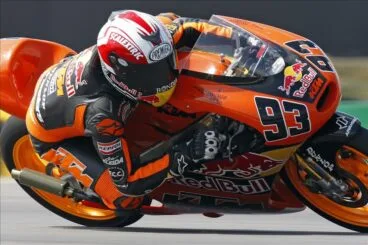Marc Márqeuz sobre la moto KTM de 60 cv expuesta en Portal de la Marina