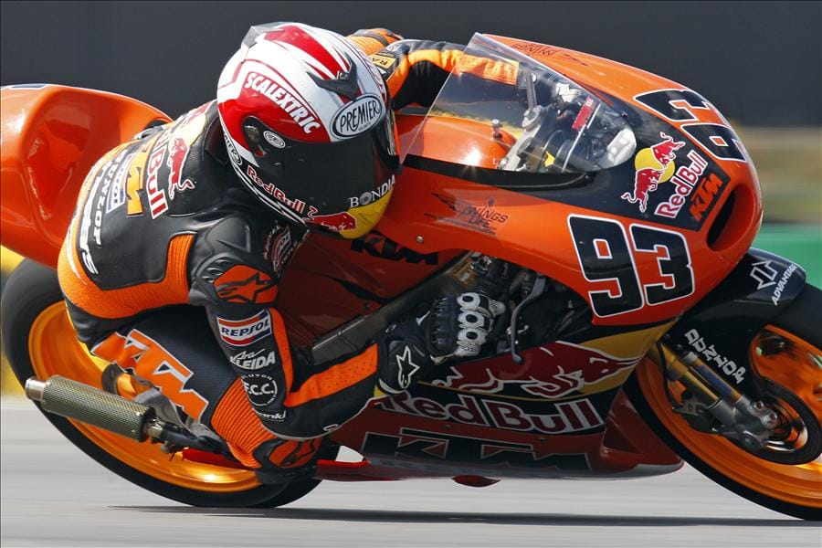 Hasta el 6 de junio Portal de la Marina expone la moto KTM 2009 de Marc Márquez 2 Marc Márquez sobre la moto KTM de 60 cv expuesta en Portal de la Marina