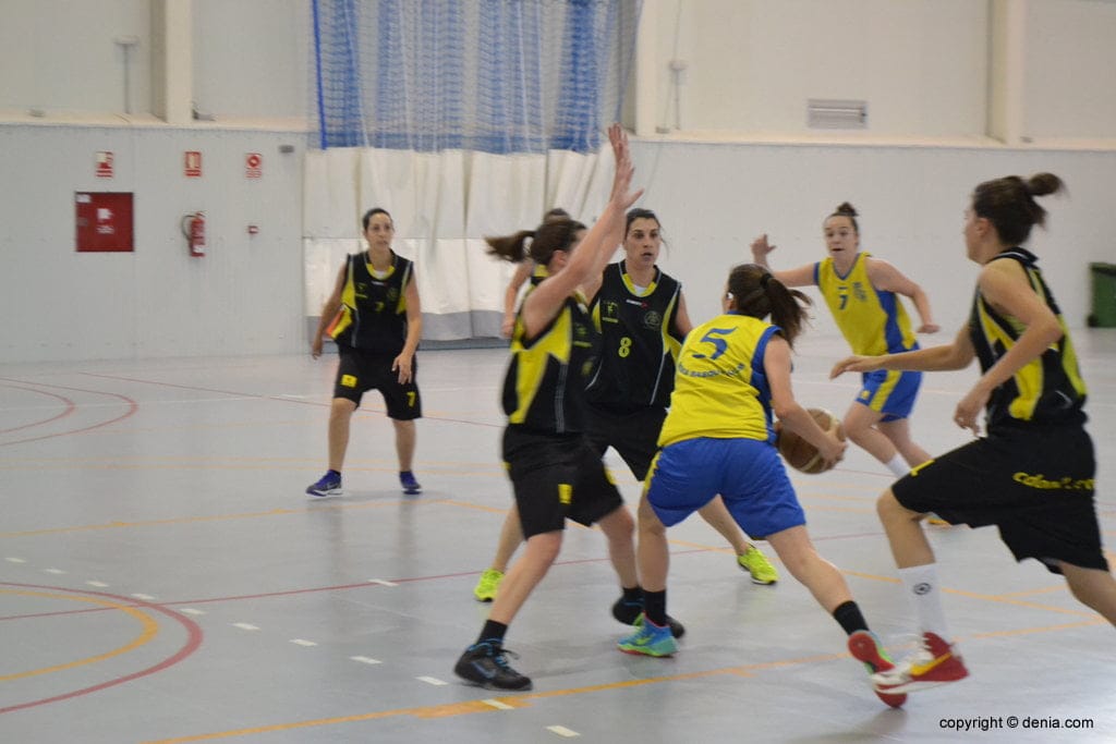 Buen debut del Dénia Básquet femenino en el Trofeo Federación 1 María Saineero rodeada de contrarias