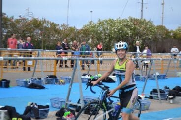 Mónica Torres cogiendo la bicicleta