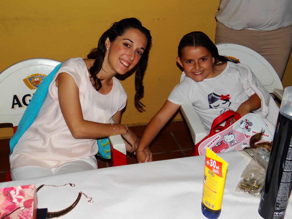 Noelia y Miriam en el taller de moños de Fallera