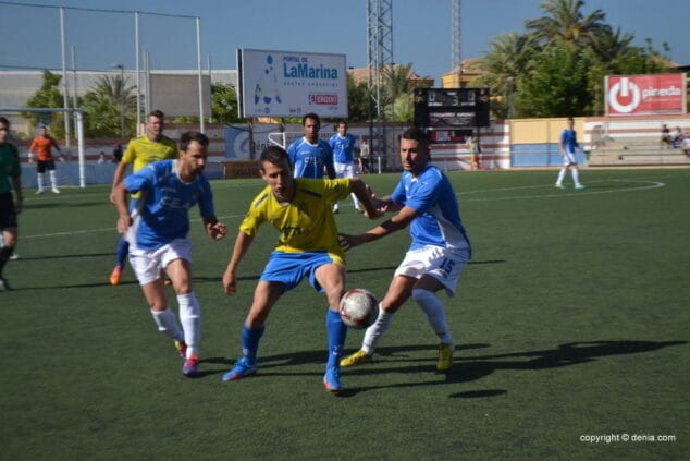 Paco rodeado de jugadores de la UD
