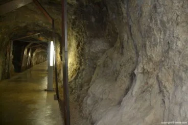 Paredes del túnel del Castillo de Dénia
