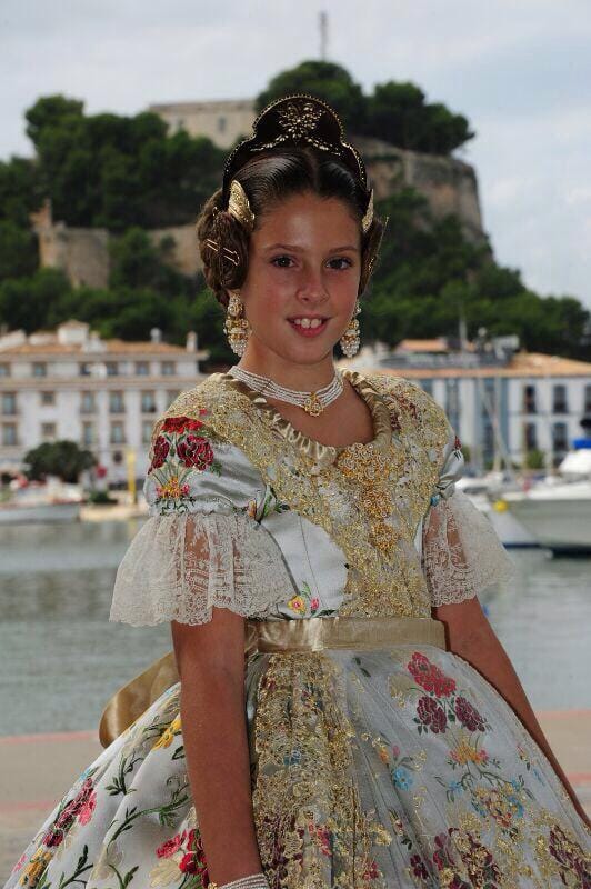 Once niñas y siete jóvenes, candidatas a Falleras Mayores de Dénia 2015 10 Paula Pedro Falla Port Rotes