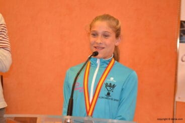 Paula Pesaresi dirigiendose al público